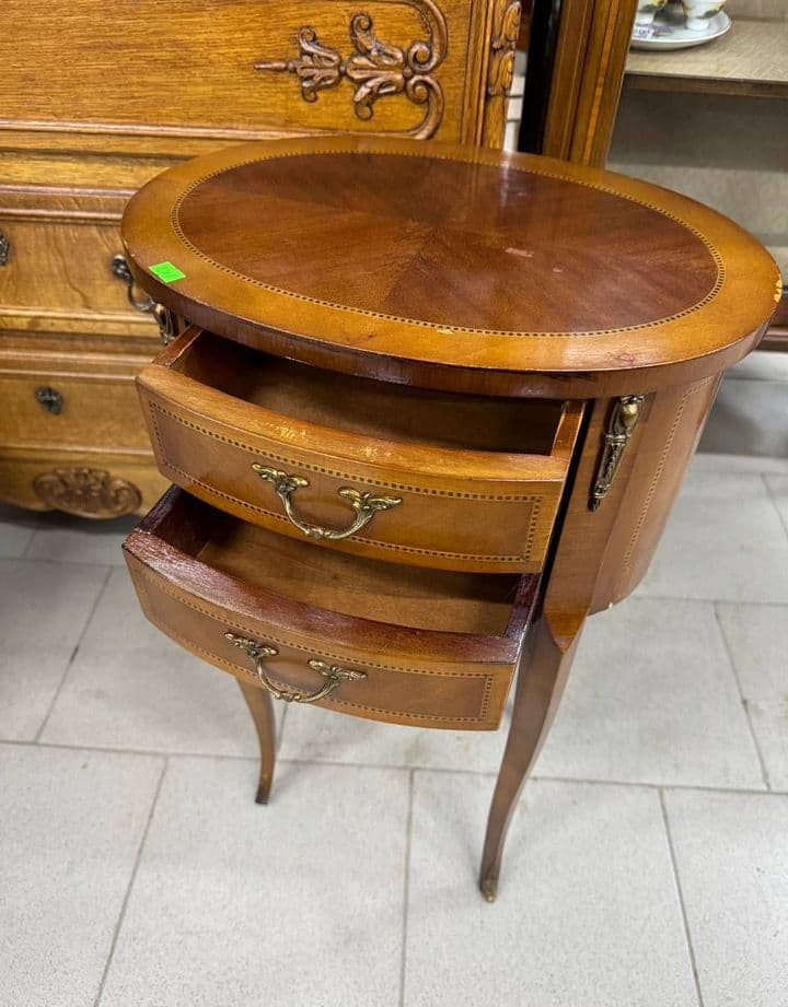 Старинная тумбочка