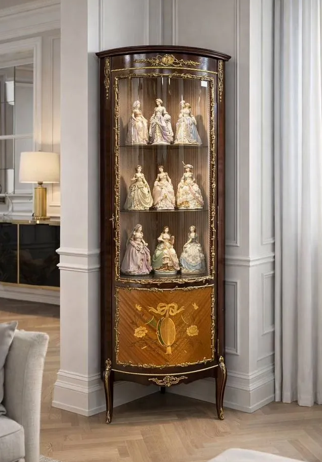 Угловая старинная витрина