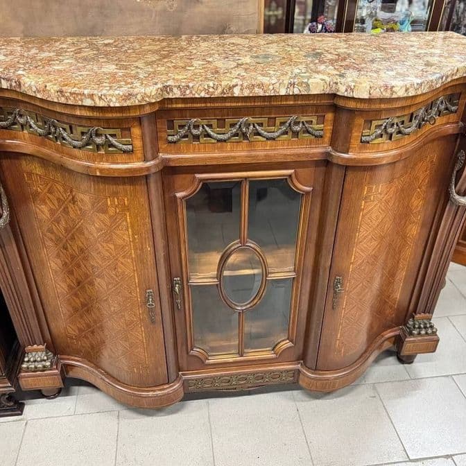 Старинный большой комод с мрамором