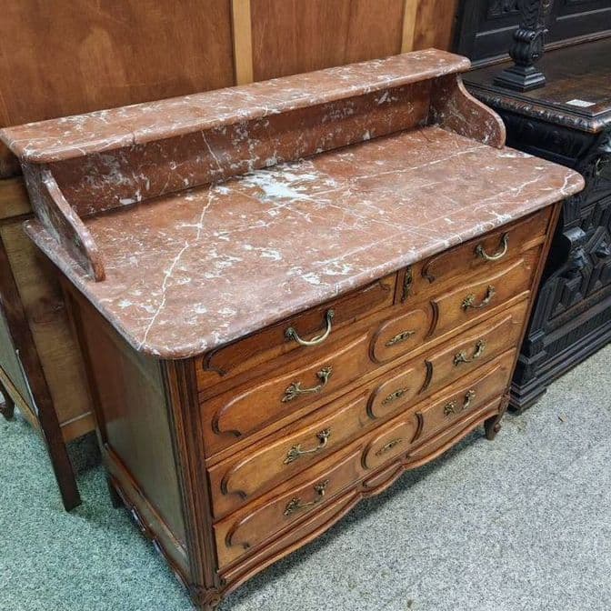 Старинный комод с мрамором