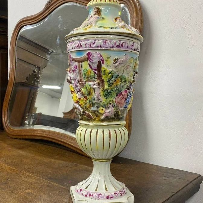 Большая ваза с крышкой Capodimonte