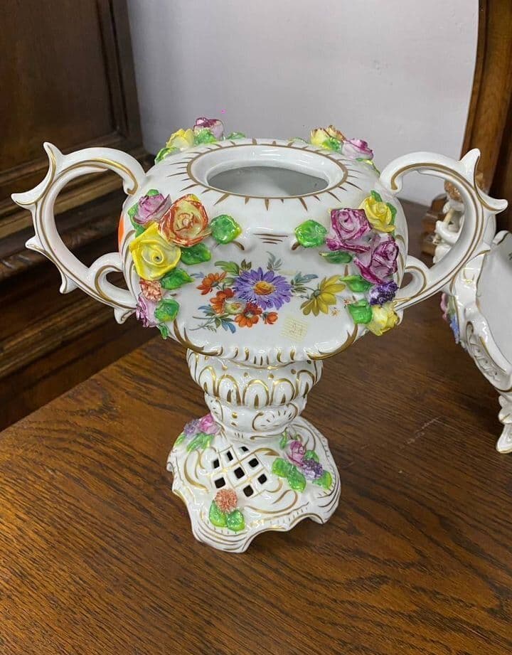Фарфоровая ваза с ручками