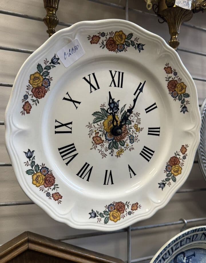 Винтажные часы на тарелке