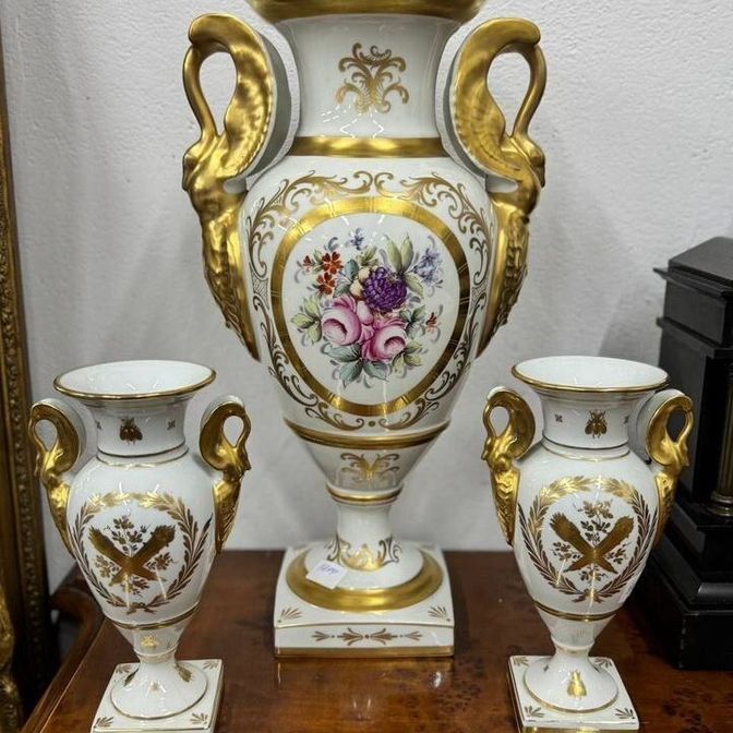 Старинные вазы в дворцовом стиле 2 шт