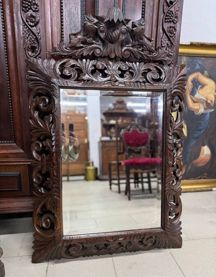 Старинное настенное зеркало