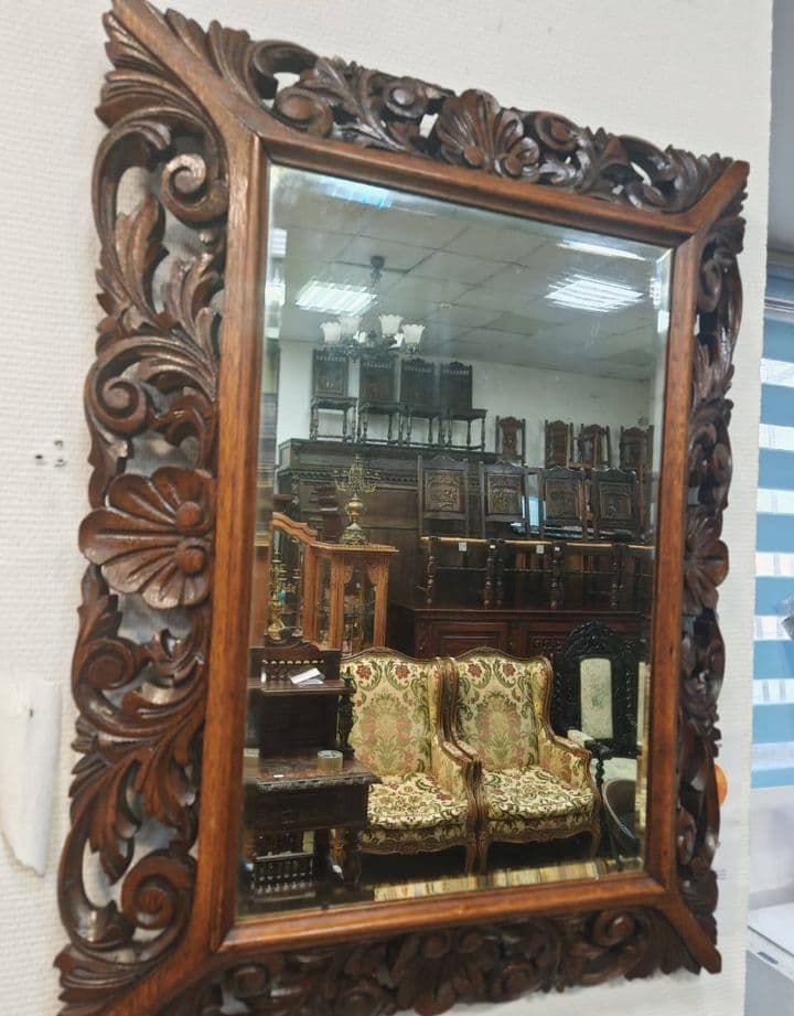 Старинное настенное зеркало