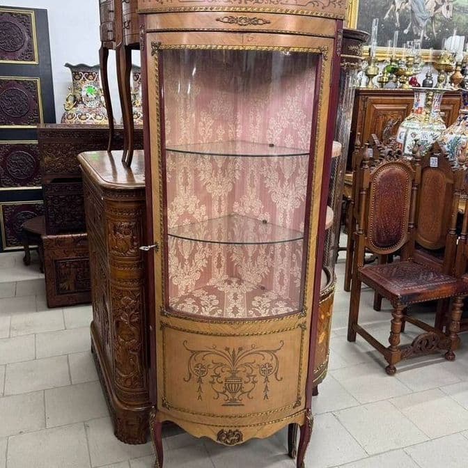 Угловая старинная витрина