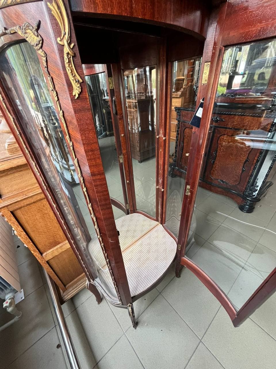 Антикварная витрина