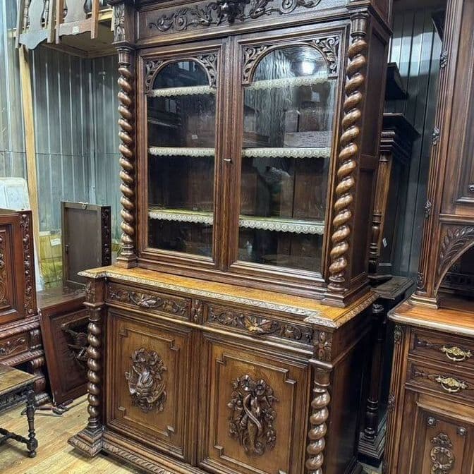 Старинный буфет в охотничьем стиле