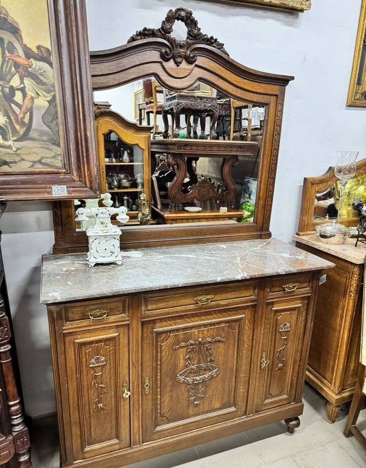 Старинный комод с зеркалом