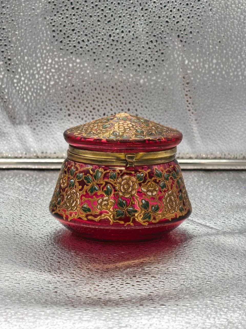 Антикварная шкатулка (бонбоньерка). Рубиновое стекло, рельефная эмаль, Богемия, конец XIX века.