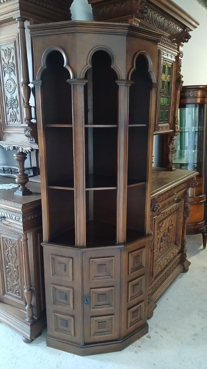 Итальянская угловая витрина (сервант) из массива дерева