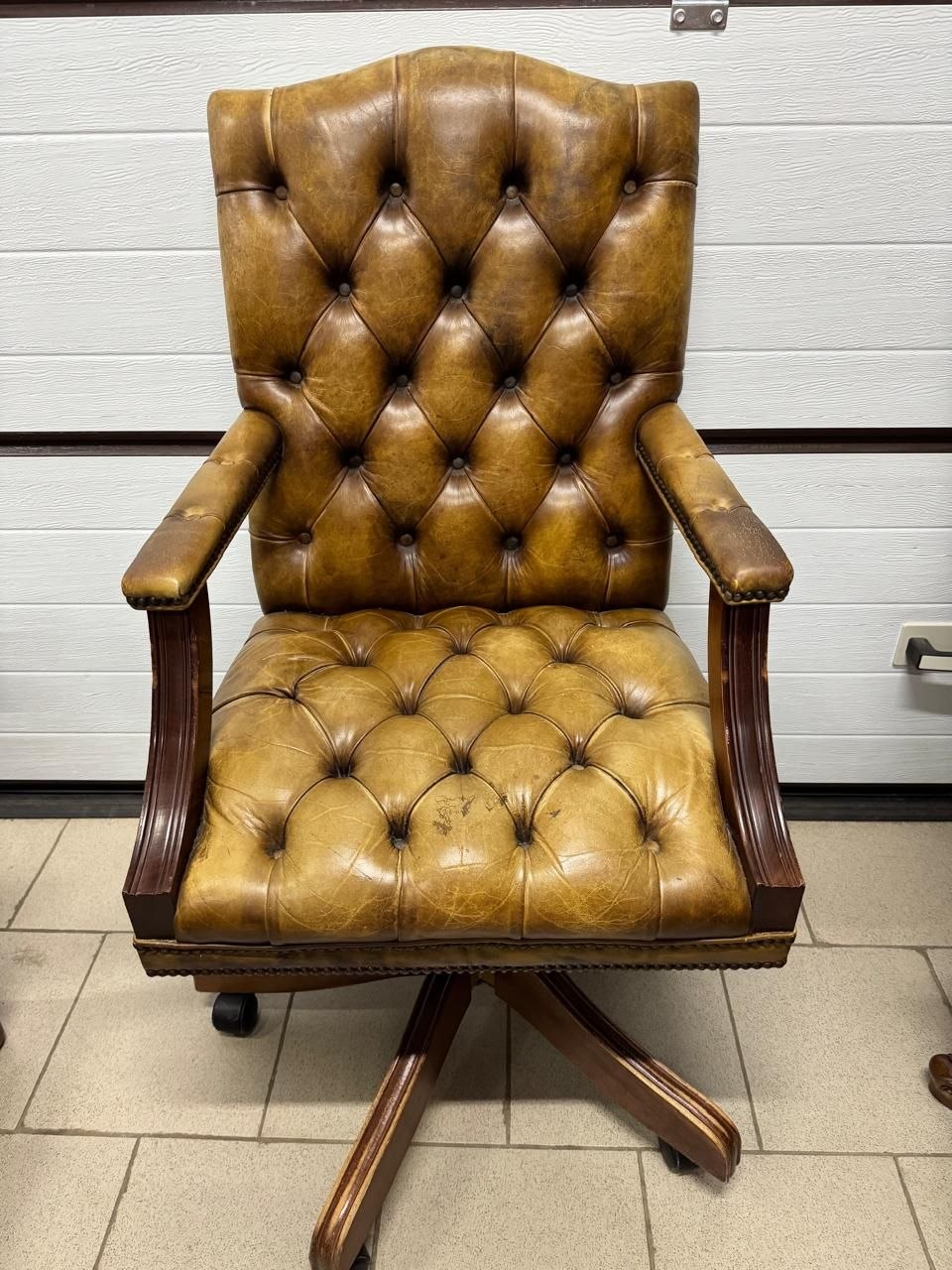Кожаное кресло руководителя Chesterfield