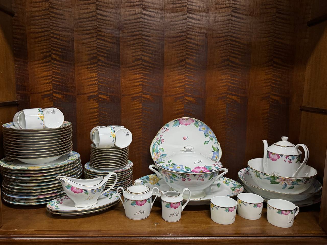 Роскошный банкетный сервиз Limoges (Лимож, Франция), 71 предмет