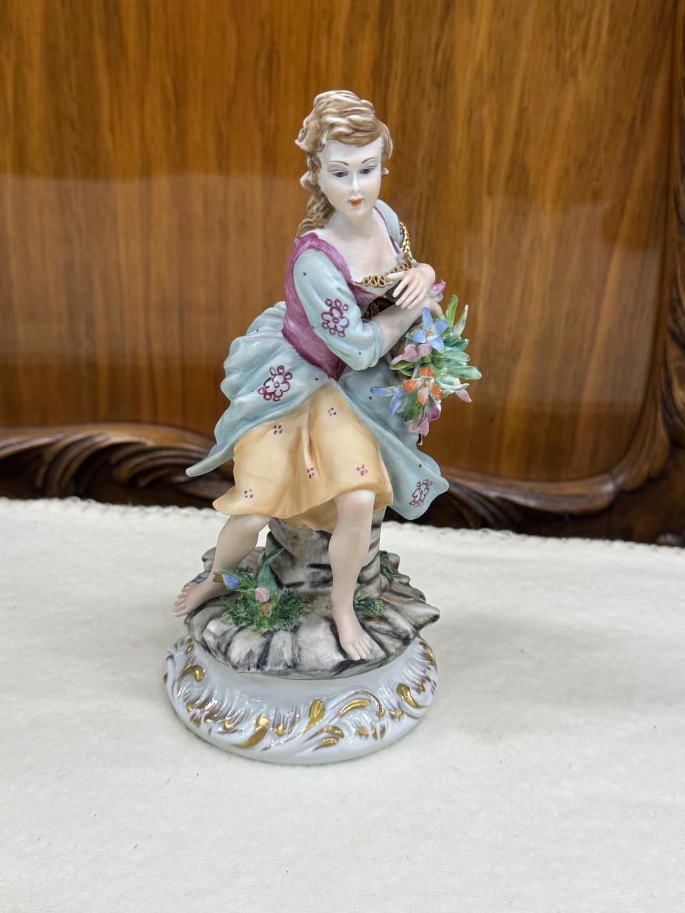 Фарфоровая статуэтка «Девушка с цветами», Capodimonte / Carpiè (Италия), винтаж
