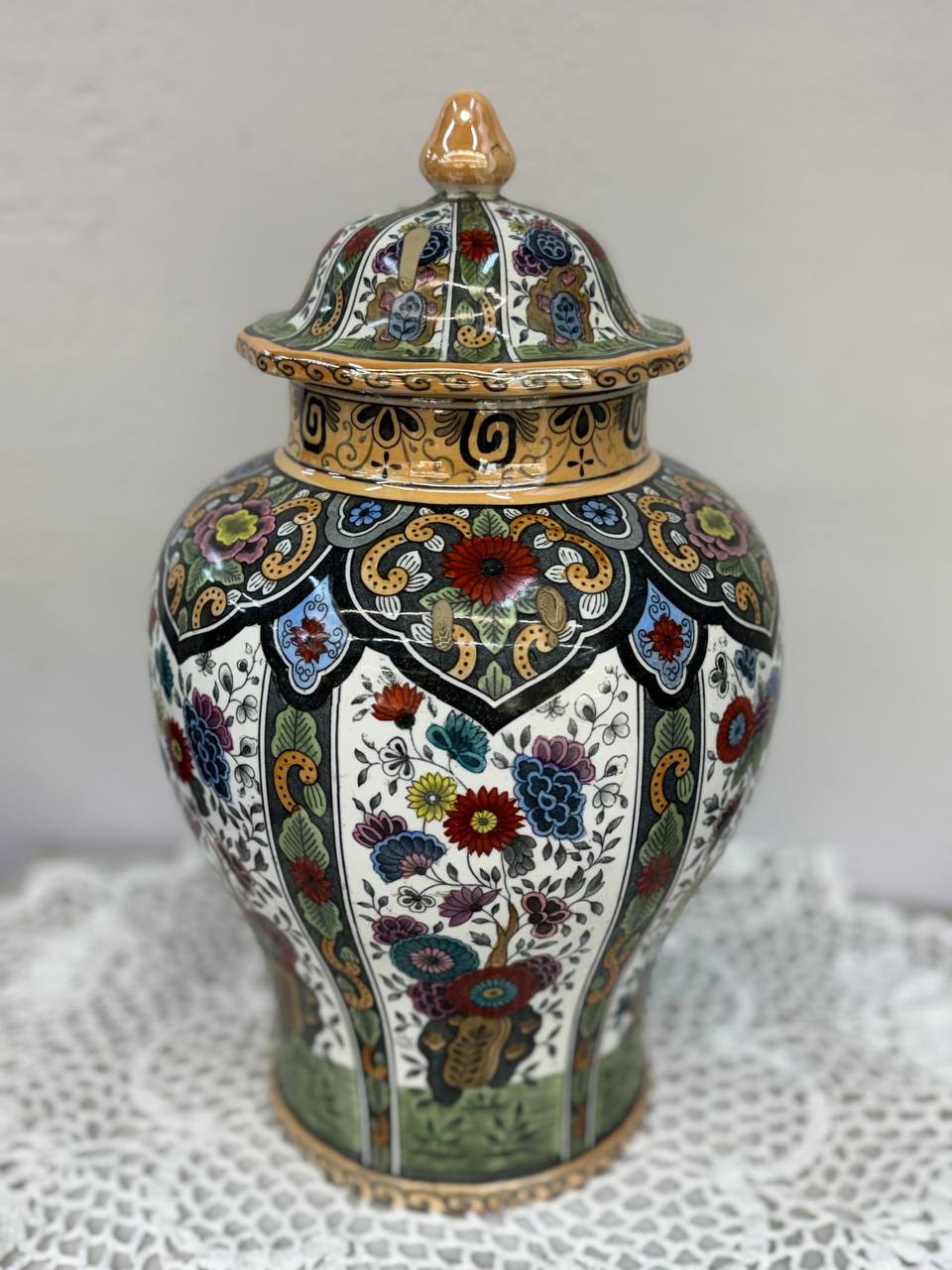Антикварная ваза с крышкой (Потиш) Petrus Regout Maastricht, Голландия (1891–1930 гг.)