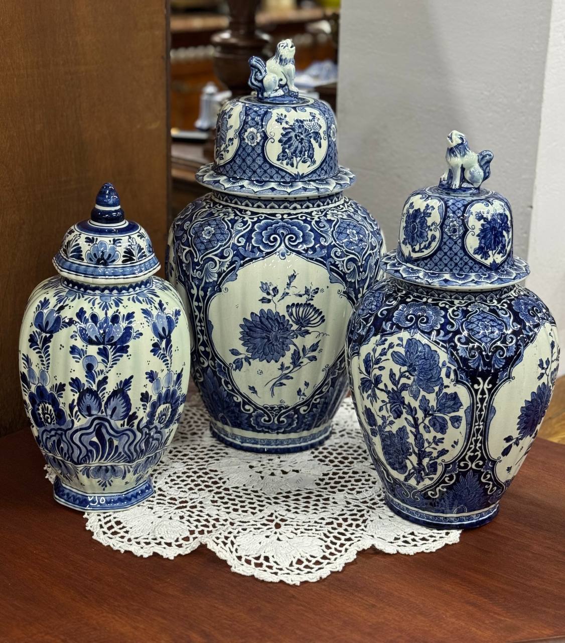 Антикварный каминный гарнитур (Kaststel) Delft. 3 вазы