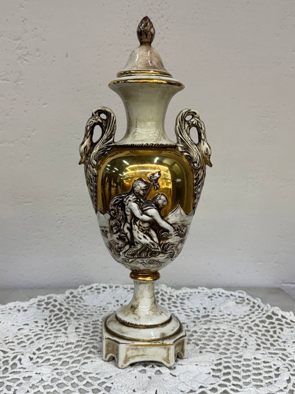 Фарфоровая ваза Capodimonte (Италия), винтаж