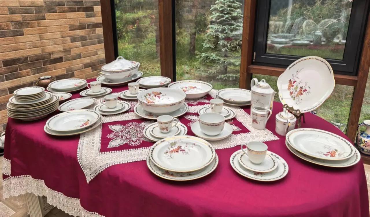Роскошный столовый сервиз Limoges (Франция),( 69 пр. 12 персон)