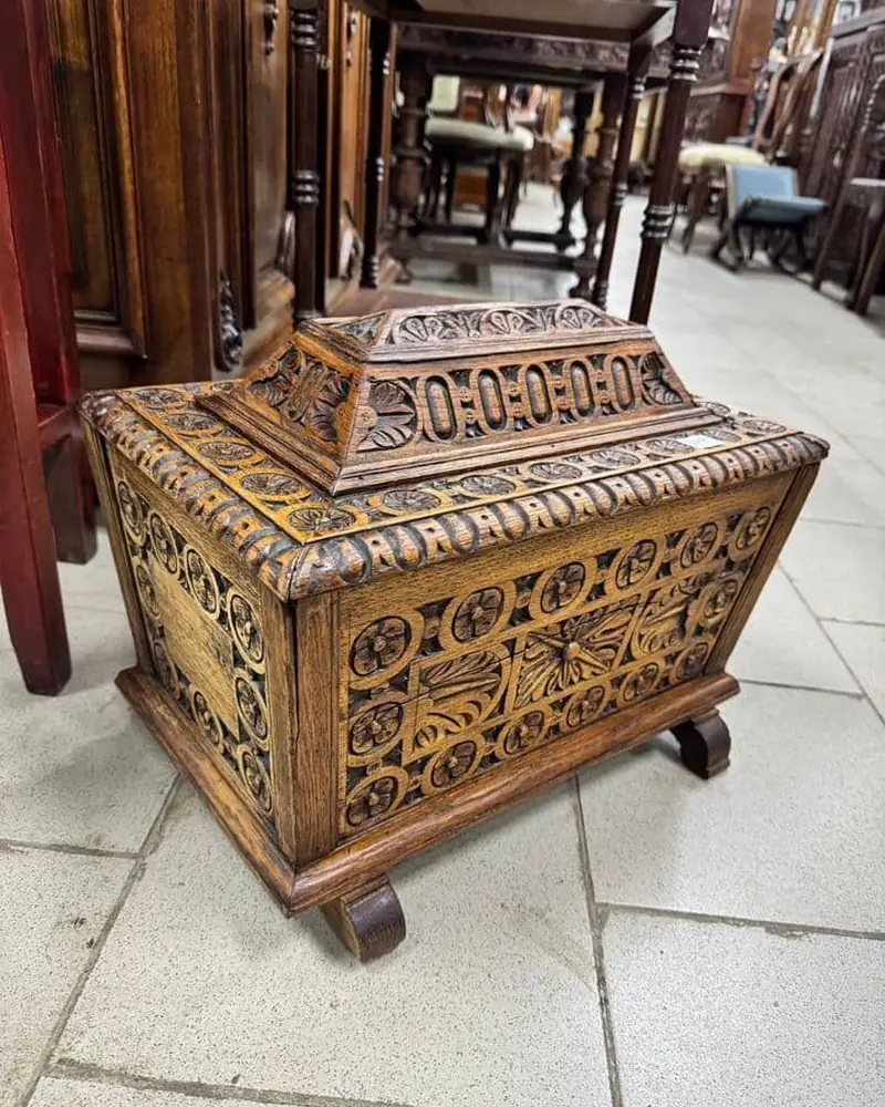 Старинная большая шкатулка