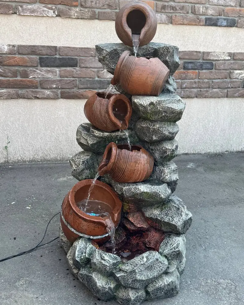 Уличный винтажный фонтан