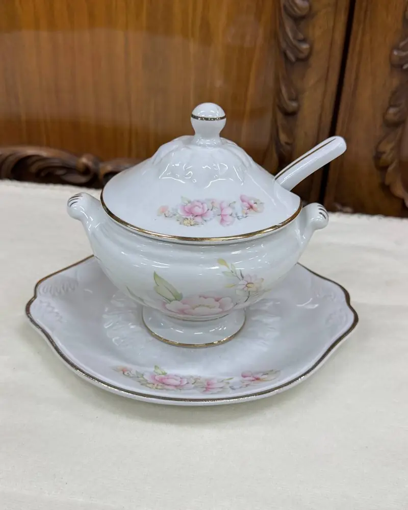 Винтажный фарфоровый соусник T. Limoges